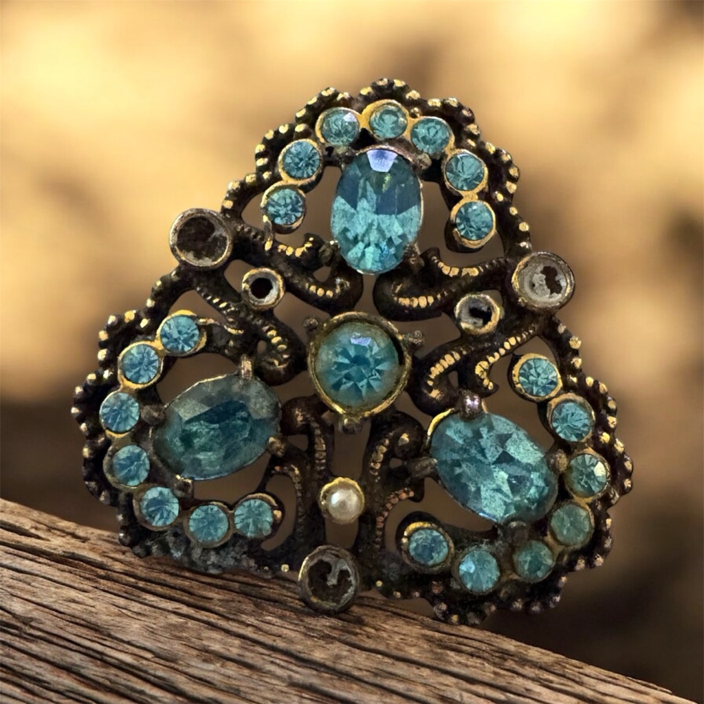 Elegant Vintage-Inspired Blue And Gold Brooch 30$